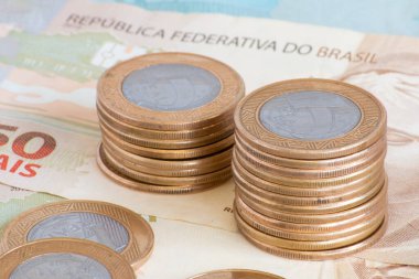 Brezilya parası işte. Bozuk paralar ve farklı değerler yığılmış para banknotları. Finans kavramı