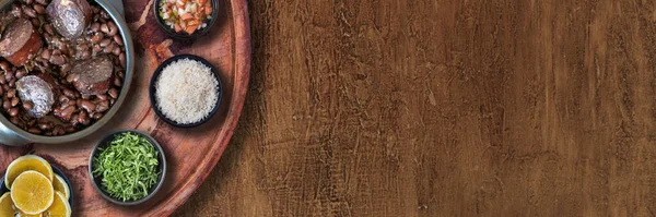 Feijoada. Geleneksel Brezilya yemekleri. Üst Manzara. Uzayı kopyala. Açık hava biçimi