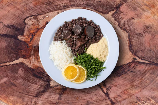 Feijoada. Geleneksel Brezilya Yemek Tabağı. Ahşap arka. Üst Manzara. Boşluğu kopyala
