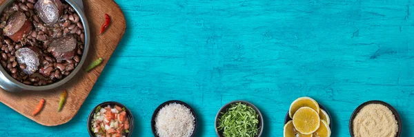 Feijoada. Geleneksel Brezilya yemekleri. Üst Manzara. Uzayı kopyala. Açık hava biçimi