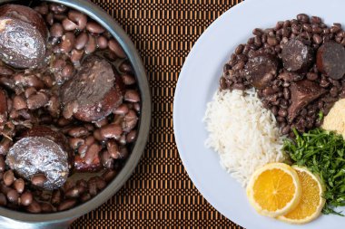 Feijoada. Geleneksel Brezilya yemeği. Üst görünüm.