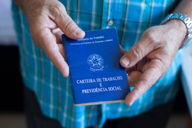 Brezilya iş kartını tutan adam. Seçici odak