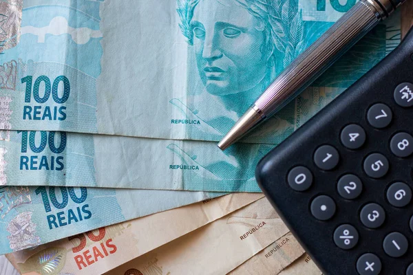 Finans Konsepti - Hesap Makinesi, Brezilya Para ve Kalem.