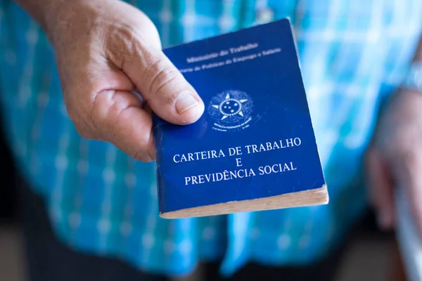 Hombre Con Tarjeta Trabajo Brasileña Enfoque Selectivo —  Fotos de Stock