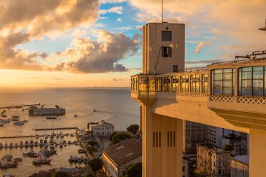 Salvador, Bahia, Brezilya 'daki Tarih Merkezi' ndeki Lacerda Asansörü 'nden gün batımı manzarası