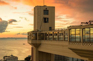 Salvador, Bahia, Brezilya 'daki Tarih Merkezi' ndeki Lacerda Asansörü 'nden gün batımı manzarası