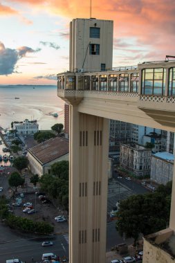 Salvador, Bahia, Brezilya 'daki Tarih Merkezi' ndeki Lacerda Asansörü 'nden gün batımı manzarası