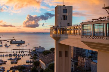 Salvador, Bahia, Brezilya 'daki Tarih Merkezi' ndeki Lacerda Asansörü 'nden gün batımı manzarası