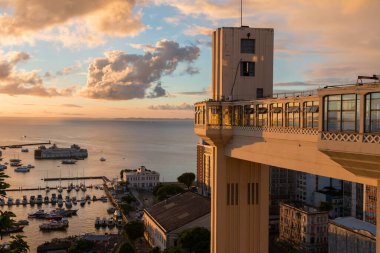 Salvador, Bahia, Brezilya 'daki Tarih Merkezi' ndeki Lacerda Asansörü 'nden gün batımı manzarası