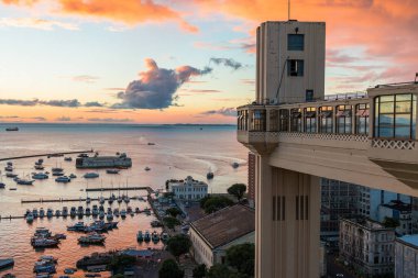 Salvador, Bahia, Brezilya 'daki Tarih Merkezi' ndeki Lacerda Asansörü 'nden gün batımı manzarası