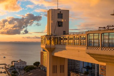Salvador, Bahia, Brezilya 'daki Tarih Merkezi' ndeki Lacerda Asansörü 'nden gün batımı manzarası