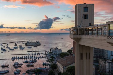 Salvador, Bahia, Brezilya 'daki Tarih Merkezi' ndeki Lacerda Asansörü 'nden gün batımı manzarası