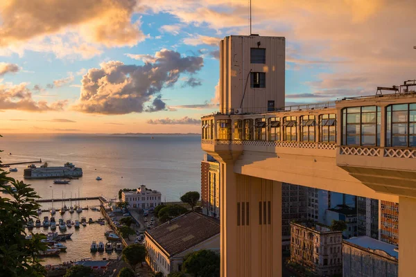 Salvador, Bahia, Brezilya 'daki Tarih Merkezi' ndeki Lacerda Asansörü 'nden gün batımı manzarası