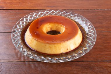 Lezzetli yoğunlaştırılmış sütlü puding. Ahşap arka. Brezilya tatlısı.
