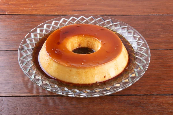 Lezzetli yoğunlaştırılmış sütlü puding. Ahşap arka. Brezilya tatlısı.