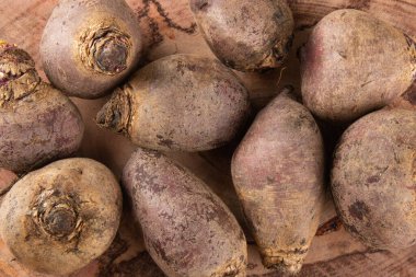 Tahta pancar yığını ve kırsal arka plan. Üst görünüm