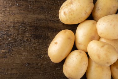 Kırsal arka planda yatan patates yığını. Üst görünüm