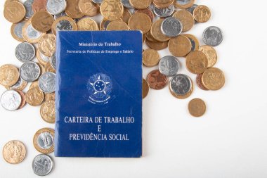 Bahia, Brezilya. 13 Ekim 2020. Bozuk paralarla Brezilya çalışma kitabı. Portekiz Çalışma Bakanlığı 'nda yazılmış. Çalışma ve sosyal güvenlik portföyü