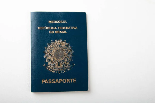 Passaporte Brasileiro Com Fundo Branco Espaço Cópia — Fotografia de Stock