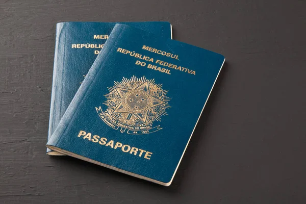 Passaporte Brasileiro Com Fundo Preto Espaço Cópia — Fotografia de Stock