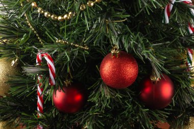 Geleneksel Noel süsü. Süslü Noel ağacı