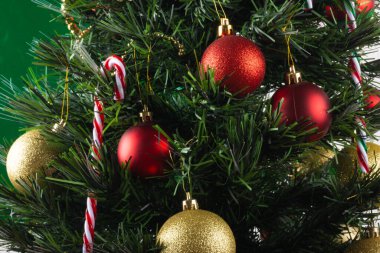 Geleneksel Noel süsü. Süslü Noel ağacı