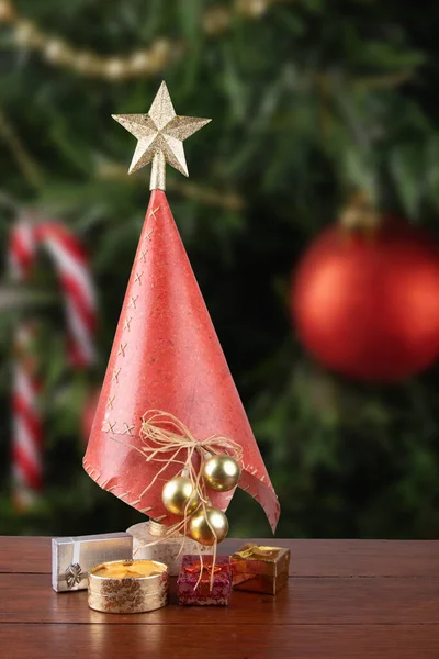 Різдвяна Прикраса Різдвяне Дерево Дарами Розмитому Різдвяному Фоні — стокове фото
