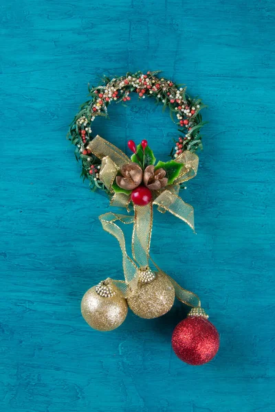 Tradiční Vánoční Ozdoba Věnec Modrým Podkladem — Stock fotografie