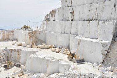 İş yerinde Buldozerler ile İtalya Carrara mermer ocağı