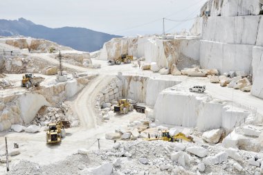 Buldozerler beyaz mermer ocağında iş başında