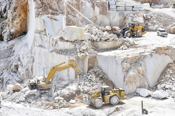 İş yerinde Buldozerler ile İtalya Carrara mermer ocağı