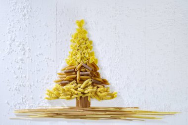 Noel ağacı ahşap ve tuz arka plan ile İtalyan Makarna