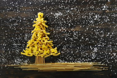 Noel ağacı ahşap ve tuz arka plan ile İtalyan Makarna