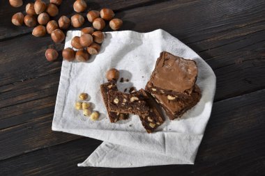 Brownie kek çikolata ve fındık ile yakın bazı fındık