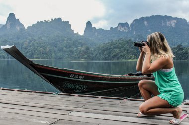 Fotoğrafçı tekne yakınındaki doğa fotoğraf çekmek