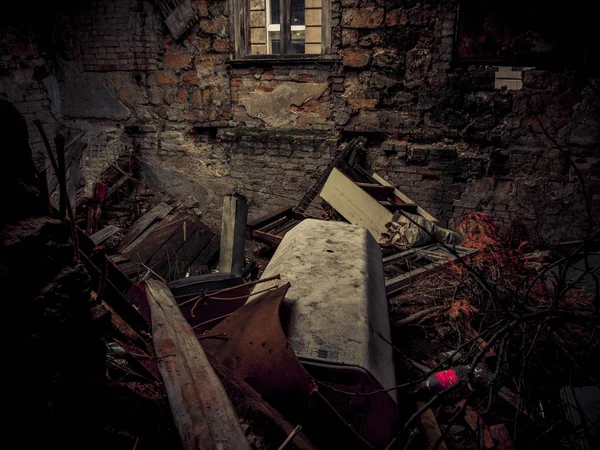 Tönkrement, és a dump falak, tégla épület — Stock Fotó