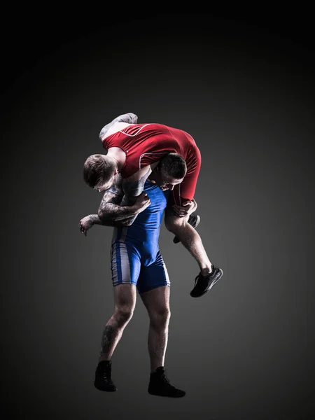 Dos luchadores figting aislados en la espalda negra — Foto de Stock