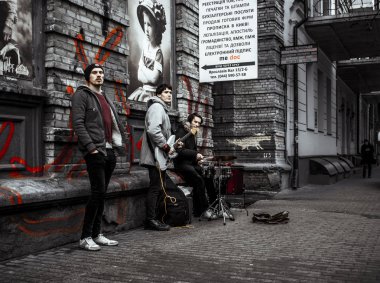oynama ve sokakta şarkı üç adam müzik grubu