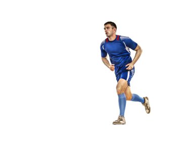 Mavi üniforma üzerinde beyaz yalıtım çalışan futbolcu