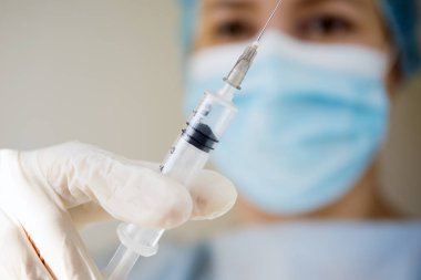 hemşire bir enjeksiyon vermeye hazır