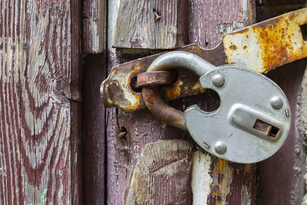 Una Vieja Cerradura Oxidada Cerrada Una Puerta Madera — Foto de Stock