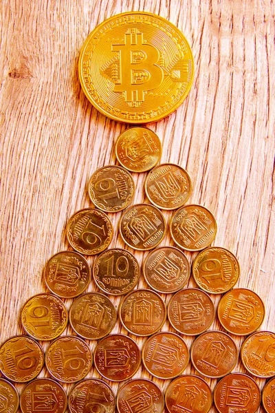 Monedas Ucranianas Denominadas Diez Kopecks Bitcoin Sobre Fondo Madera — Foto de Stock