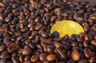 Altın sikke bitcoin pırıltılar kahverengi kahve çekirdekleri içinde.