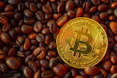 Altın sikke bitcoin pırıltılar kahverengi kahve çekirdekleri içinde.