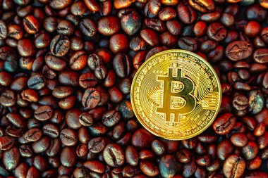 Altın sikke bitcoin pırıltılar kahverengi kahve çekirdekleri içinde.