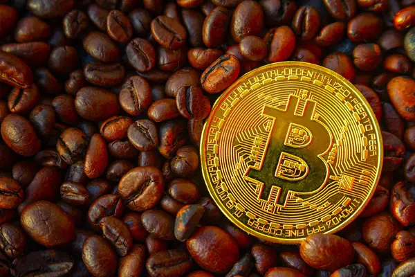 Moneda Oro Bitcoin Brilla Granos Café Marrón — Foto de Stock