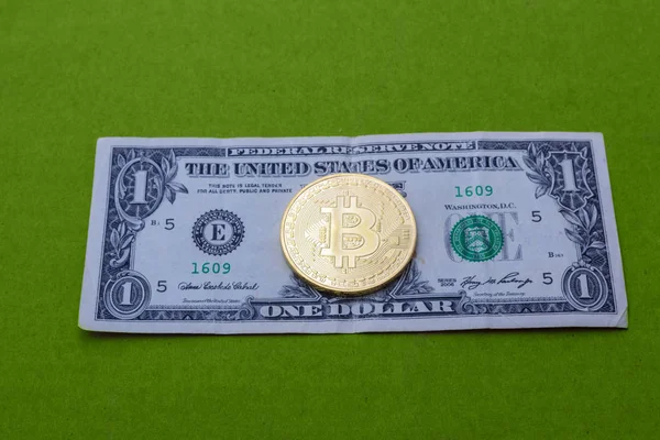 Billetes Dinero Denominados Cien Dólares Tres Monedas Bitcoin Sobre Fondo — Foto de Stock