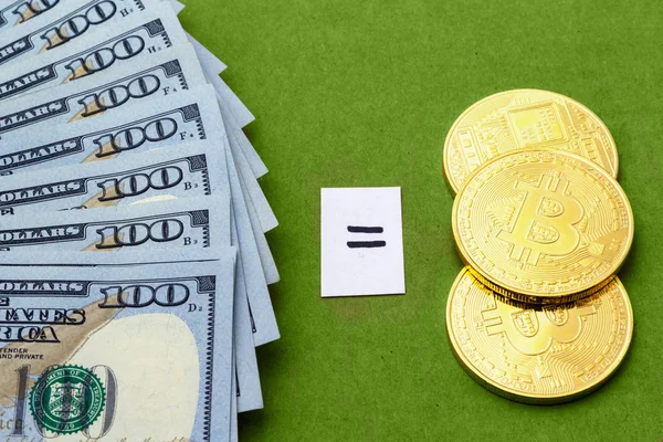 Billetes Dinero Denominados Cien Dólares Tres Monedas Bitcoin Sobre Fondo — Foto de Stock