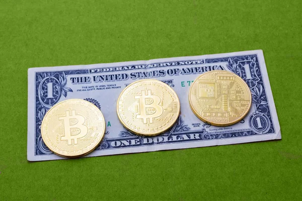 Billetes Dinero Denominados Cien Dólares Tres Monedas Bitcoin Sobre Fondo — Foto de Stock