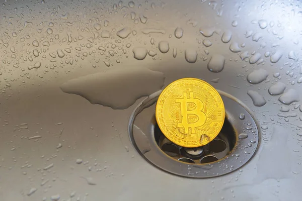 Bitcoin Moneda Oro Una Superficie Metal Con Gotas Agua — Foto de Stock